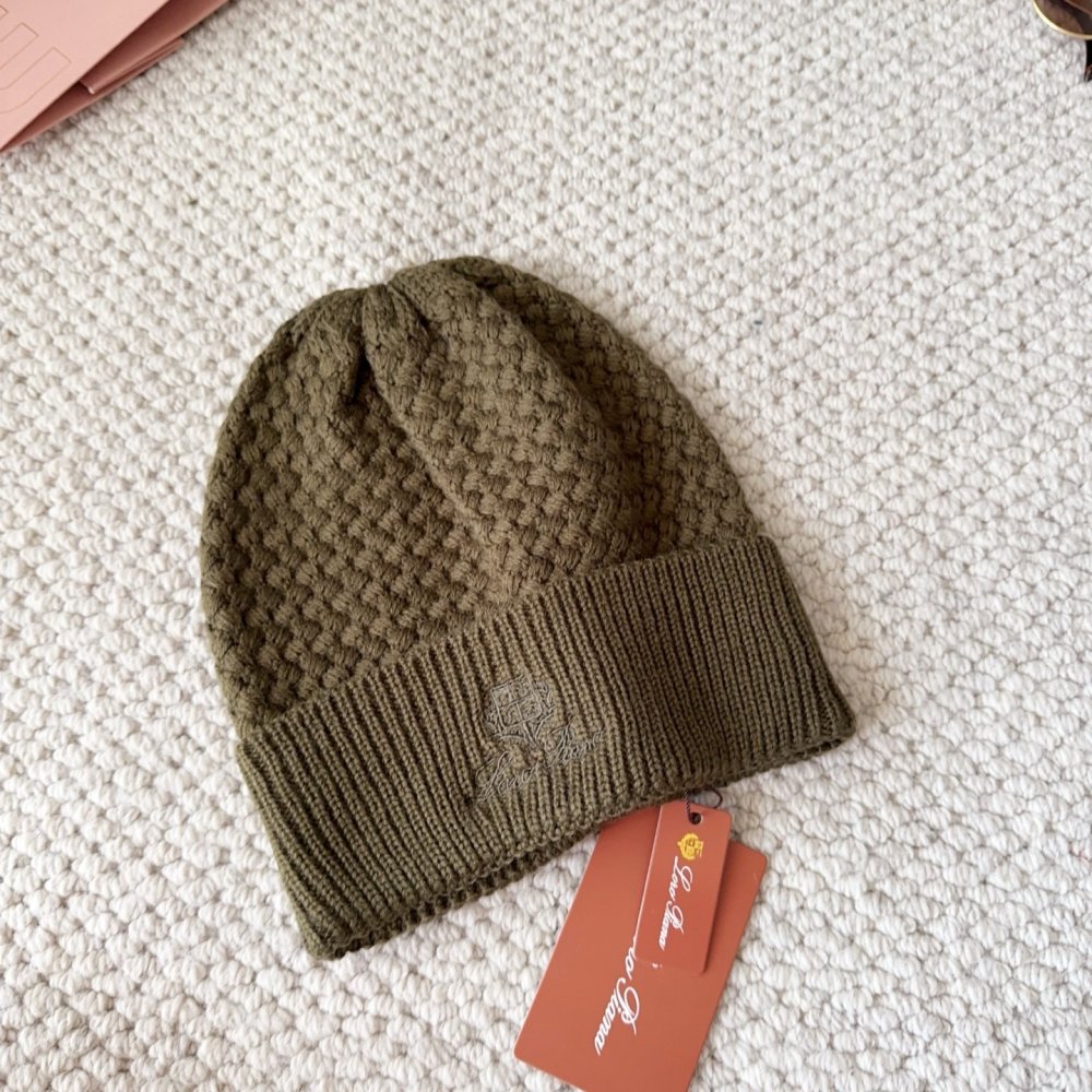 Knitted woolen a cap фото 7