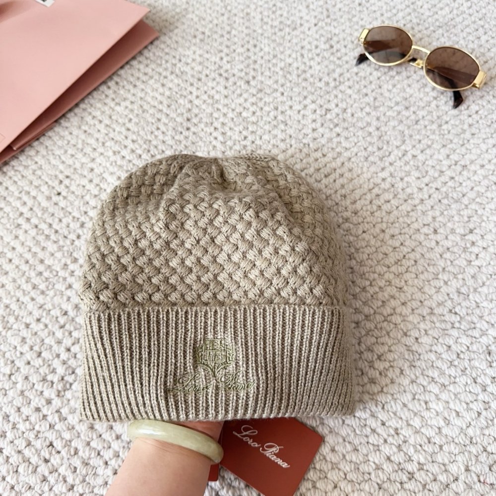 В'язана вовняна шапка фото 7