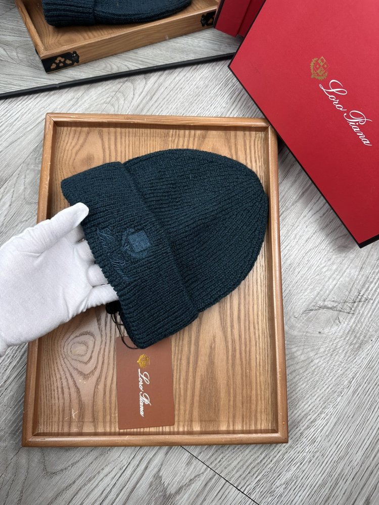 В'язана вовняна шапка фото 7