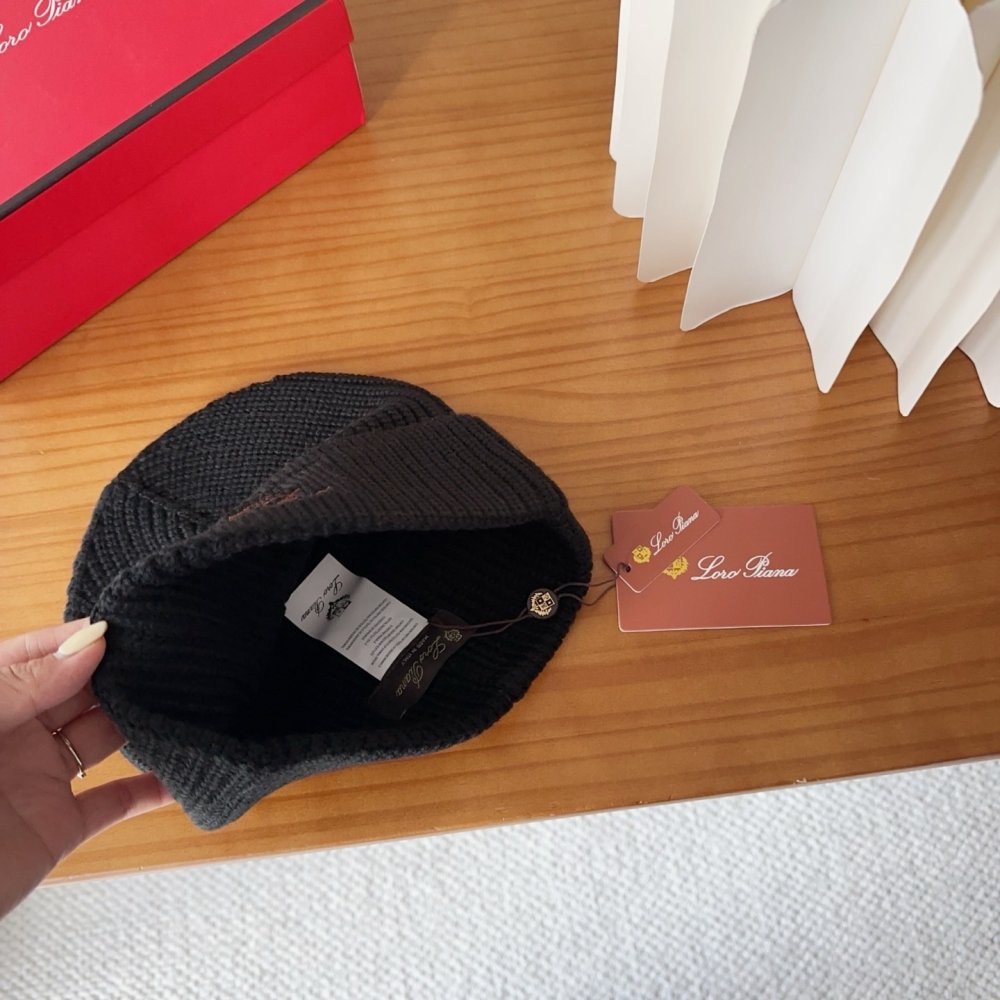 В'язана вовняна шапка фото 8