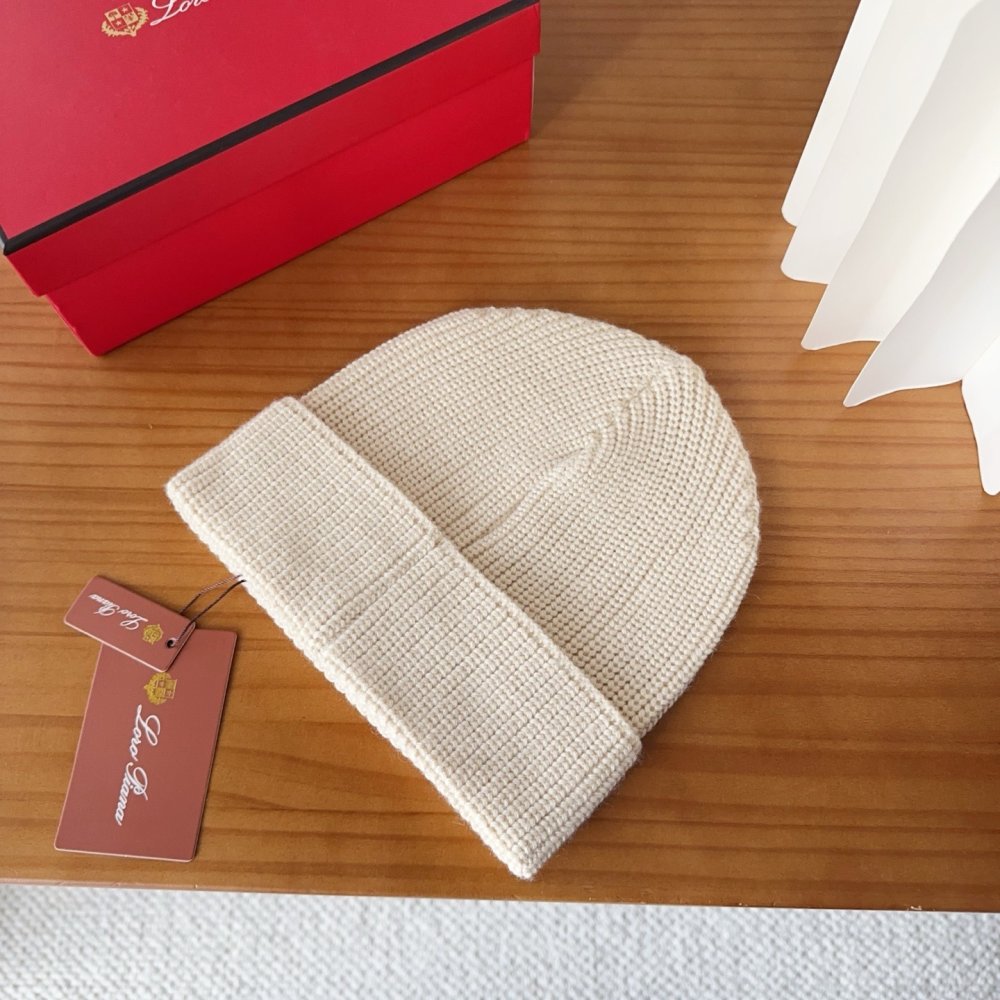 Вязаная шерстяная шапка фото 8