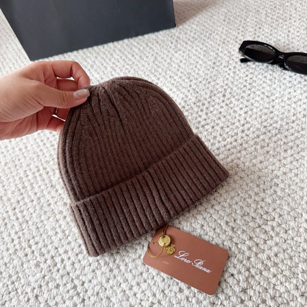 Knitted woolen a cap фото 8