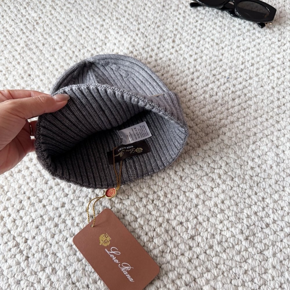 Knitted woolen a cap фото 8