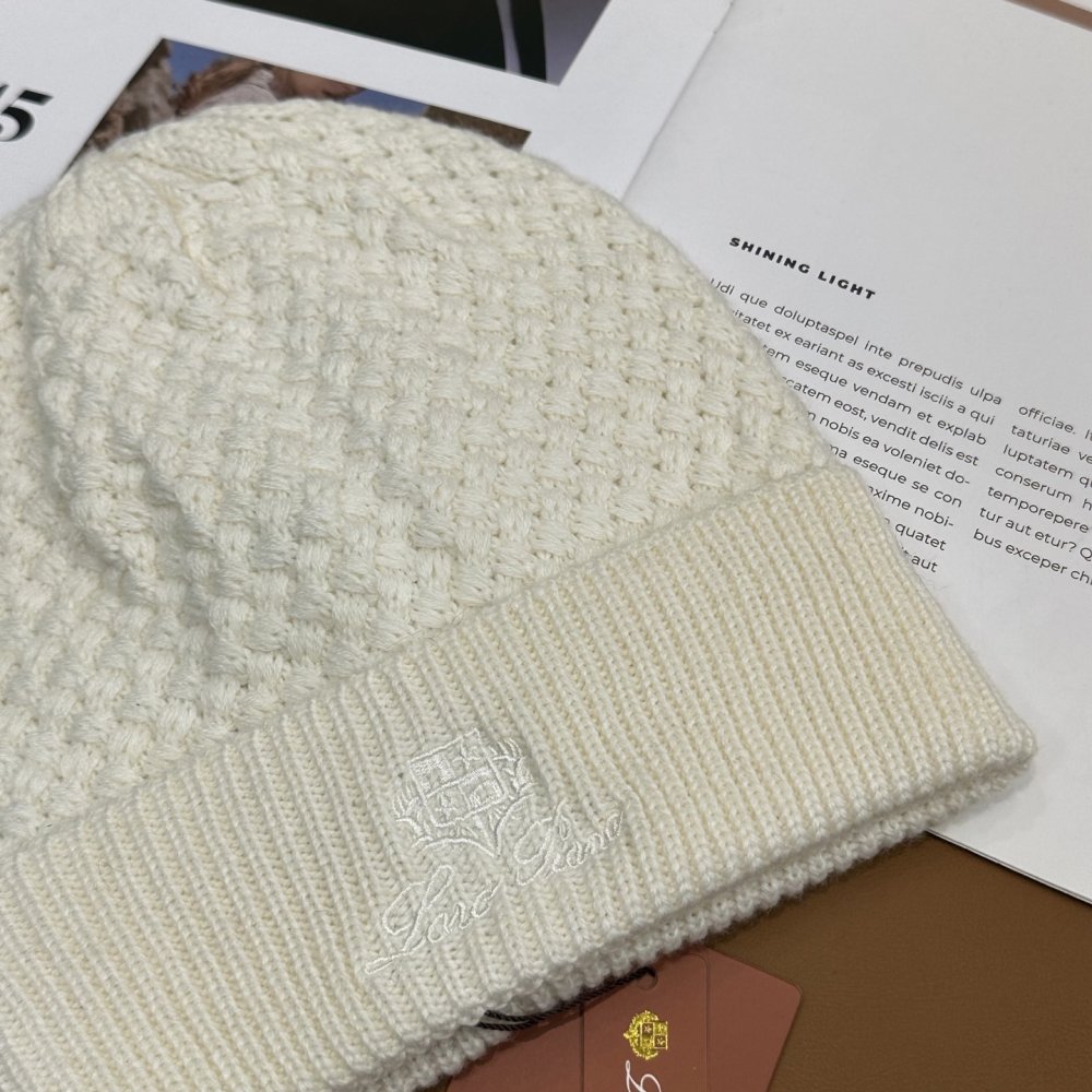 Вязаная шерстяная шапка фото 8