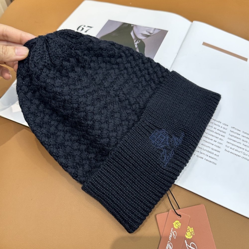 В'язана вовняна шапка фото 8