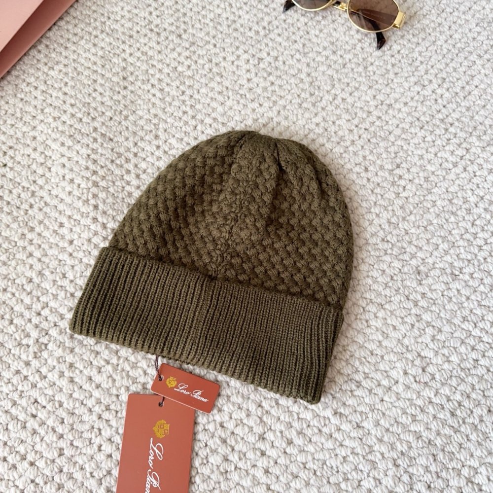 Knitted woolen a cap фото 8
