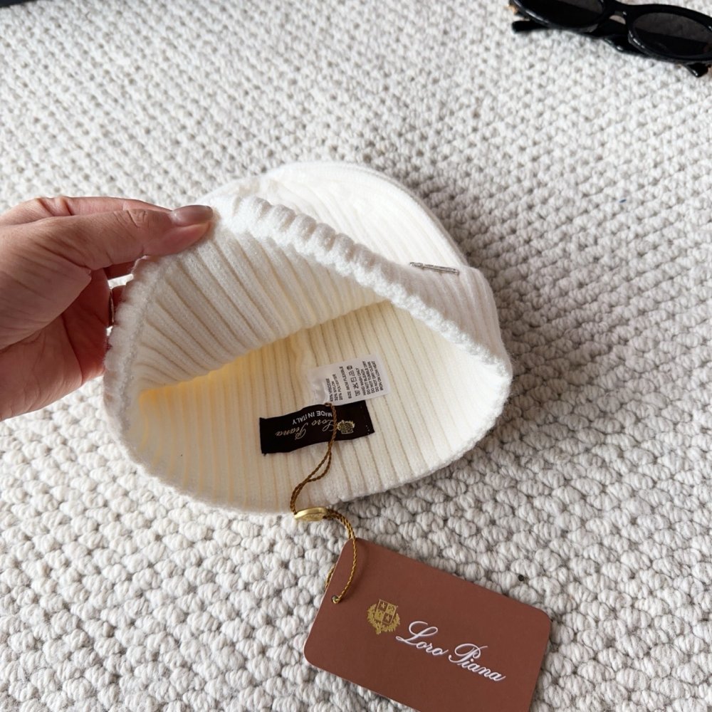 В'язана вовняна шапка фото 9