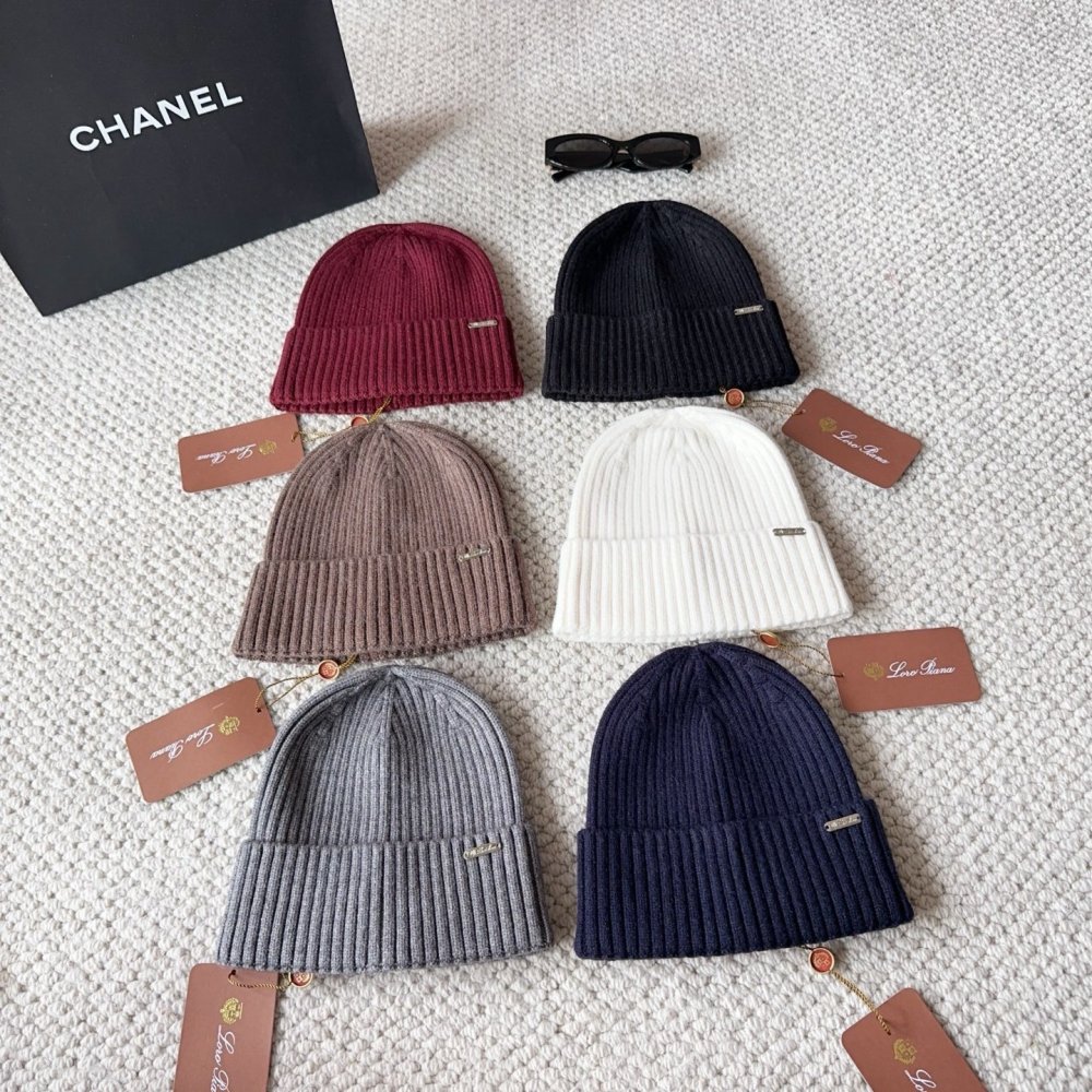 Knitted woolen a cap фото 9