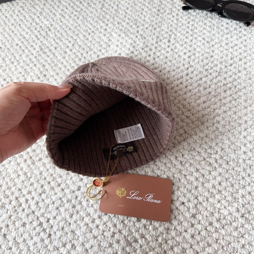 Knitted woolen a cap фото 9