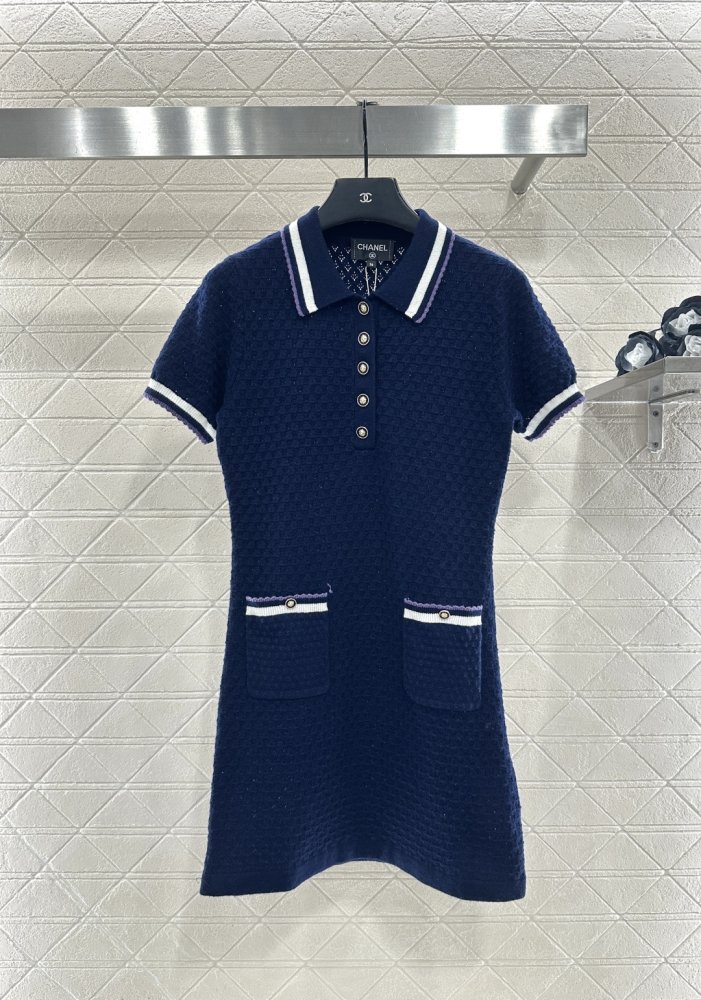 Вязаное dress from collar and short sleeves