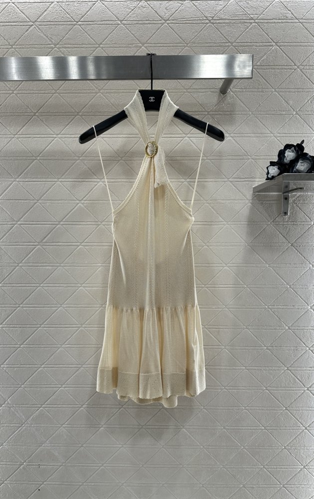 Вязаное платье с завязками на шее