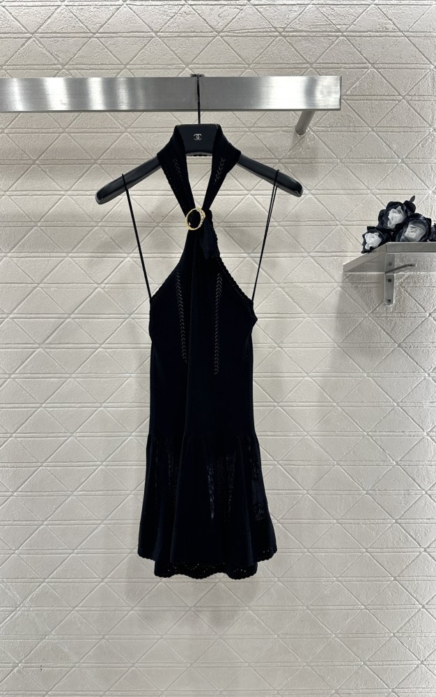 Вязаное платье с завязками на шее