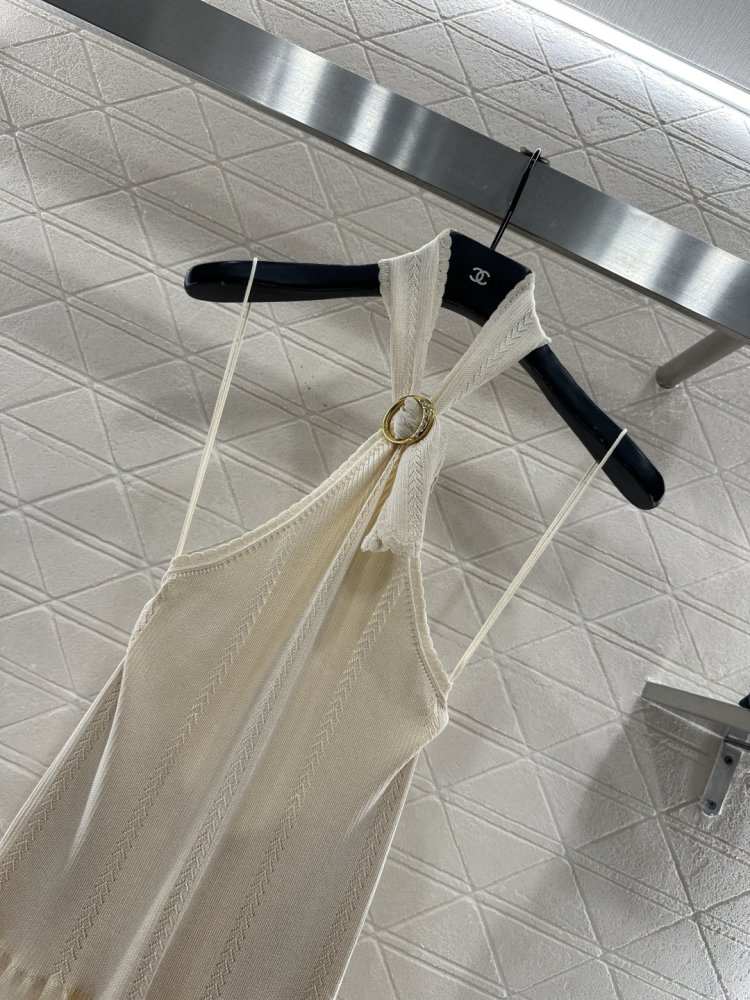 Вязаное платье с завязками на шее фото 3