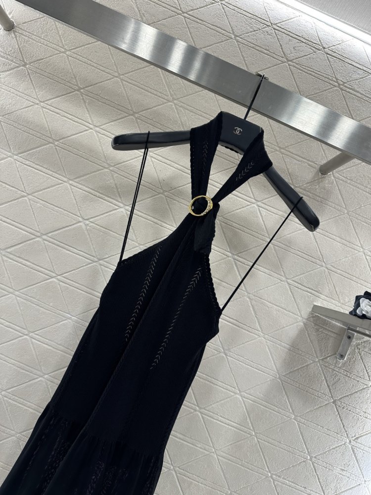 Вязаное платье с завязками на шее фото 3