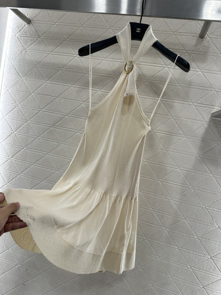 Вязаное платье с завязками на шее фото 5