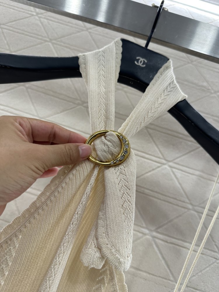 Вязаное платье с завязками на шее фото 6