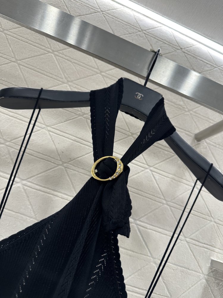 Вязаное платье с завязками на шее фото 6