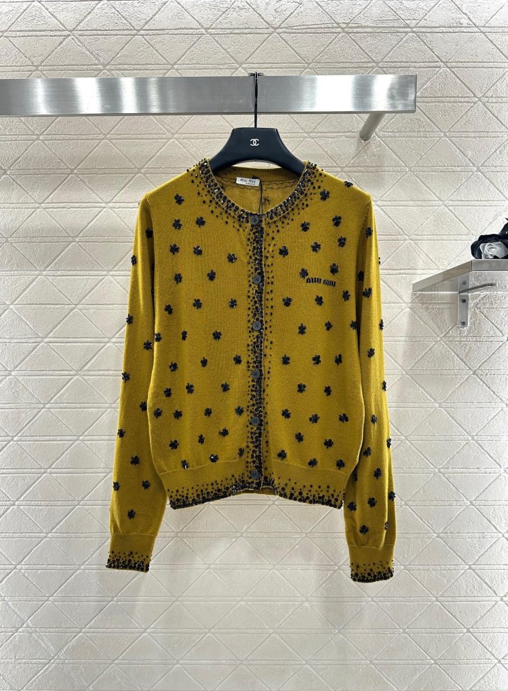 Вязаный кардиган с пайетками и бисером