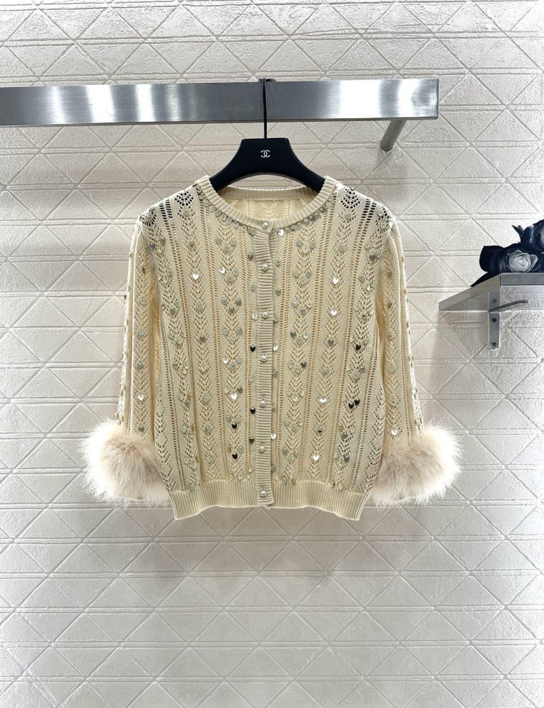 Вязаный кардиган с перьями и бисером