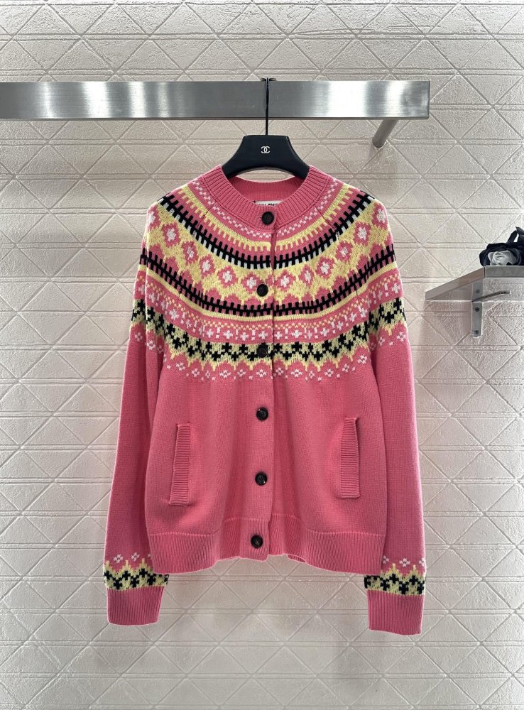 Вязаный крючком кардиган с круглым вырезом