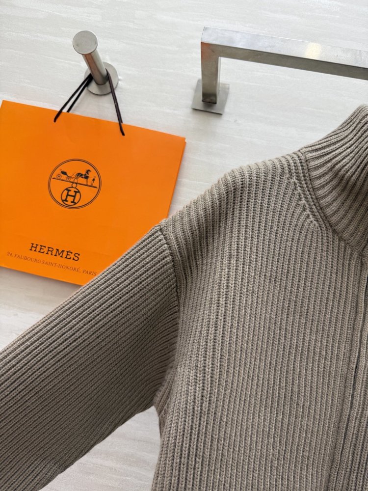 Вязаный шерстяной свитер женский фото 4