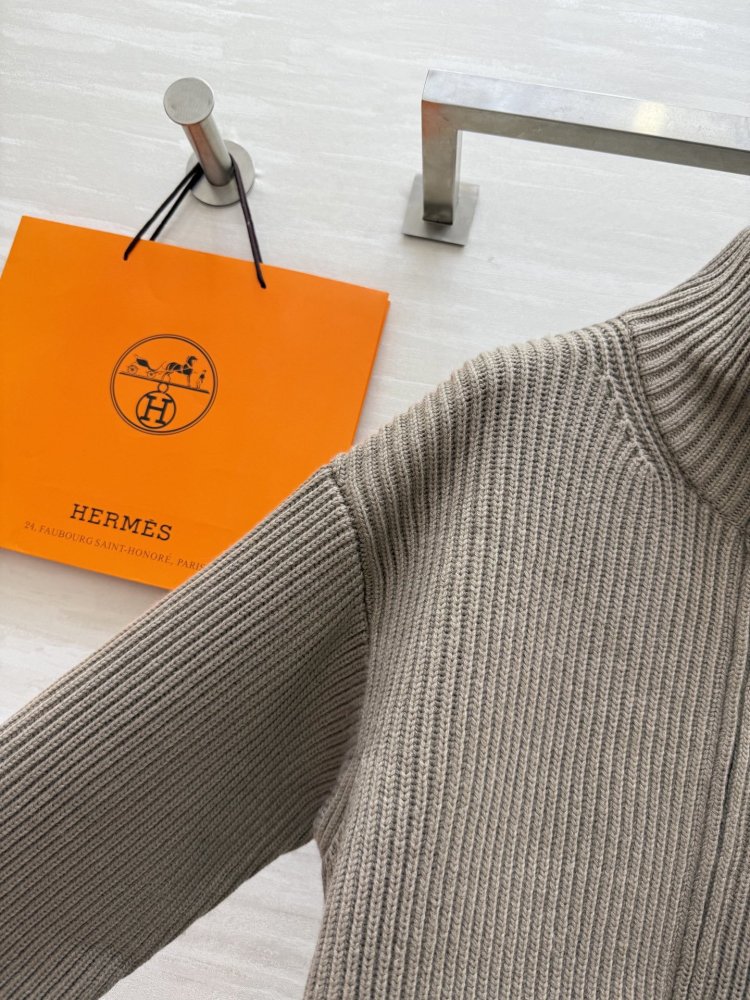 Вязаный шерстяной свитер женский фото 6