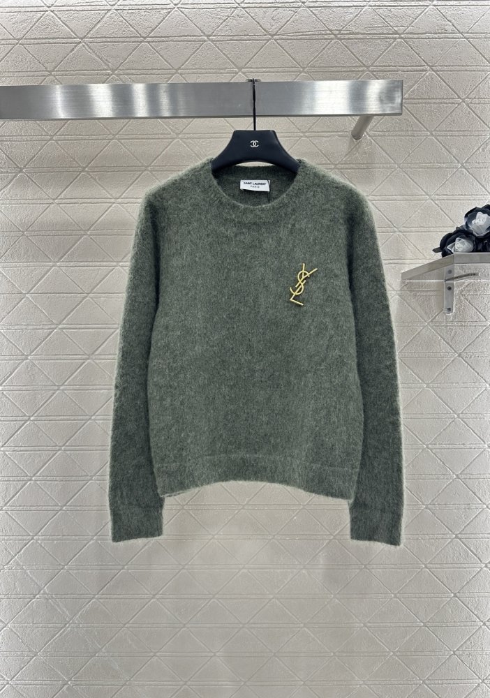 Knitted pullover from brooch