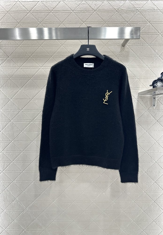 В'язаний светр з брошкою