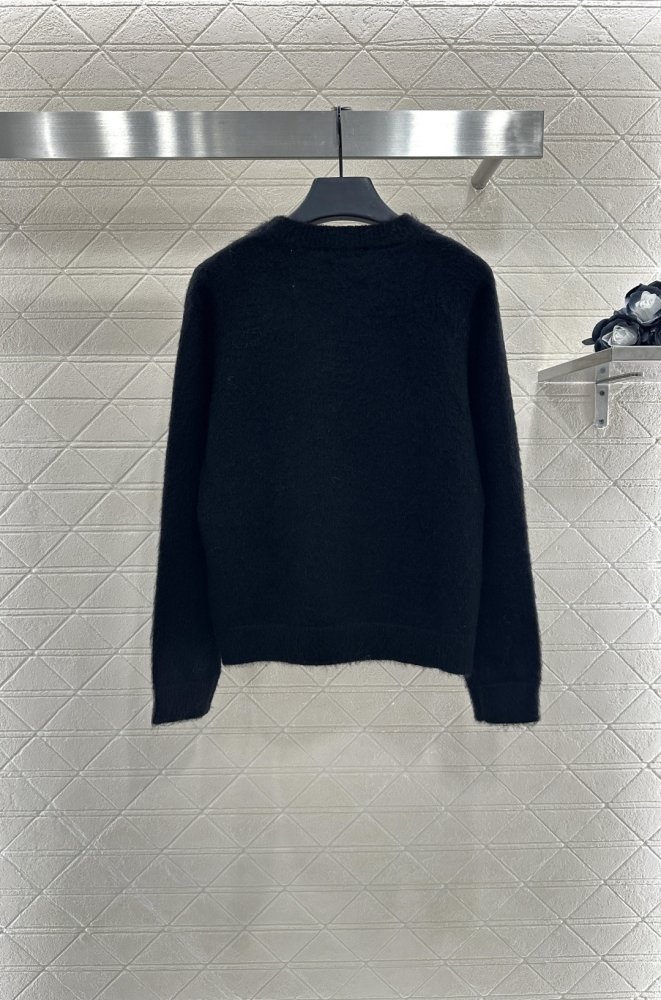 В'язаний светр з брошкою фото 2