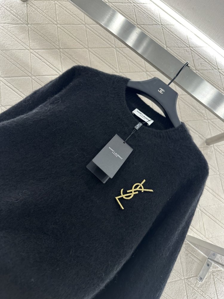 В'язаний светр з брошкою фото 3