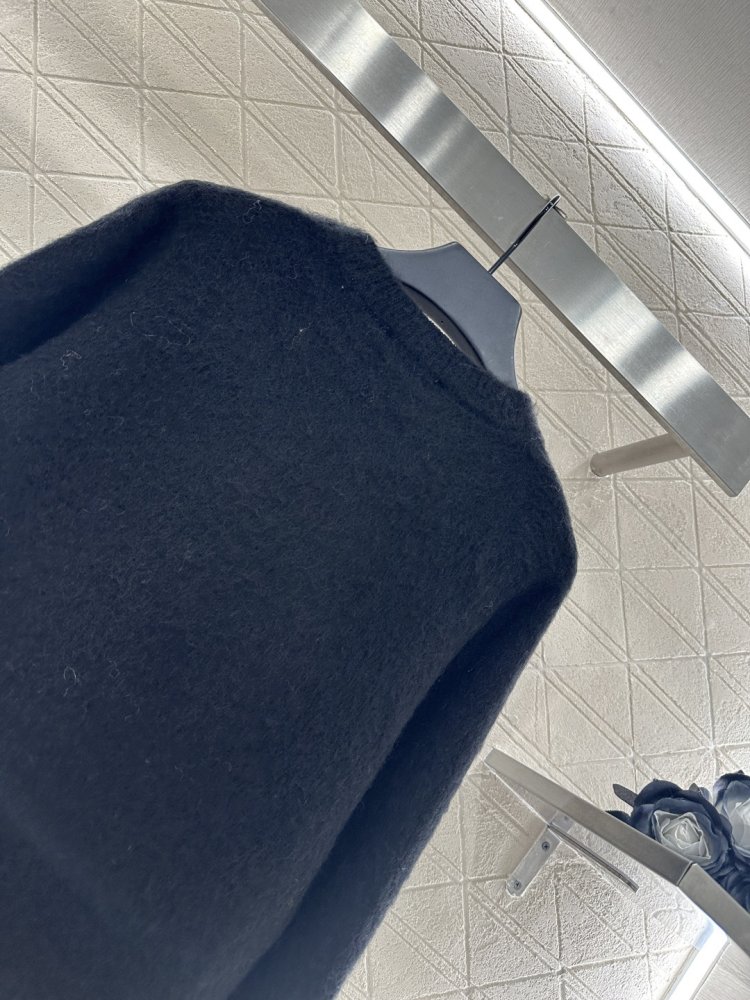 В'язаний светр з брошкою фото 4