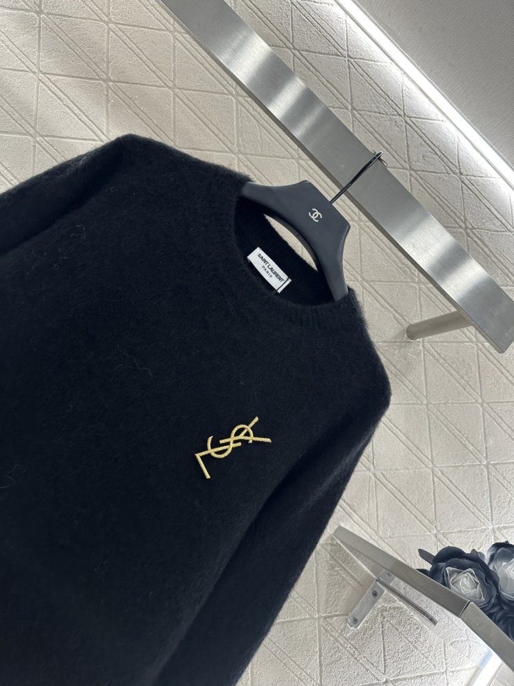 В'язаний светр з брошкою фото 7