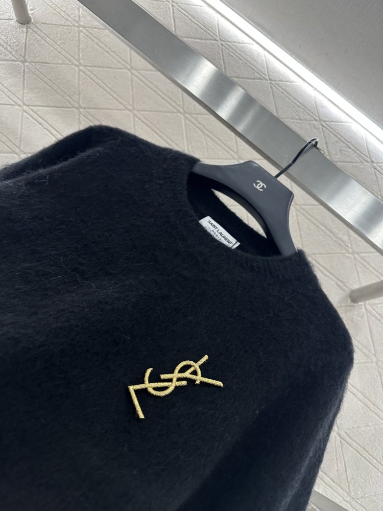 В'язаний светр з брошкою фото 8