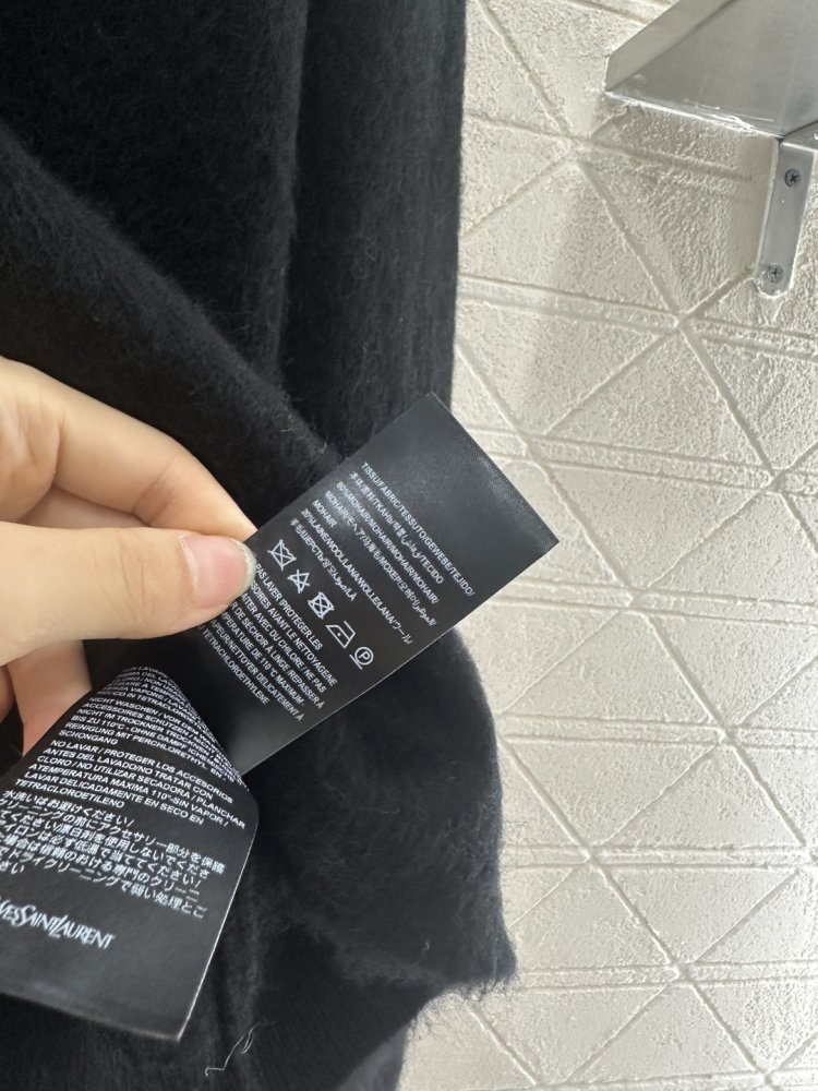 В'язаний светр з брошкою фото 9