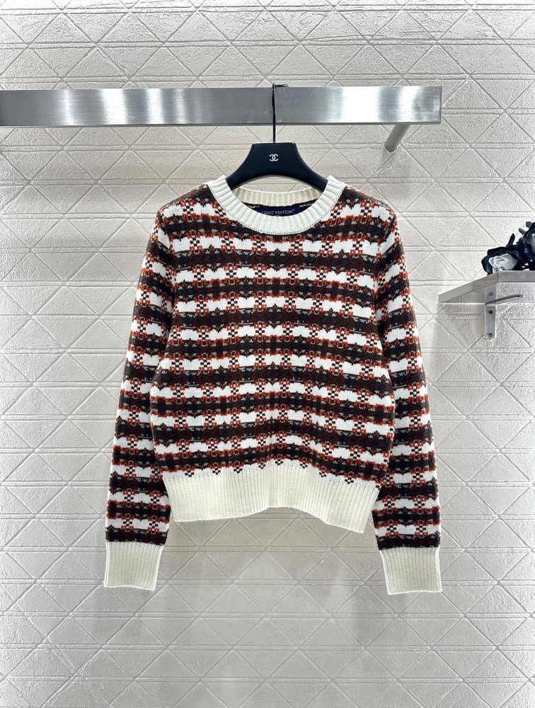 Вязаный свитер с круглым вырезом