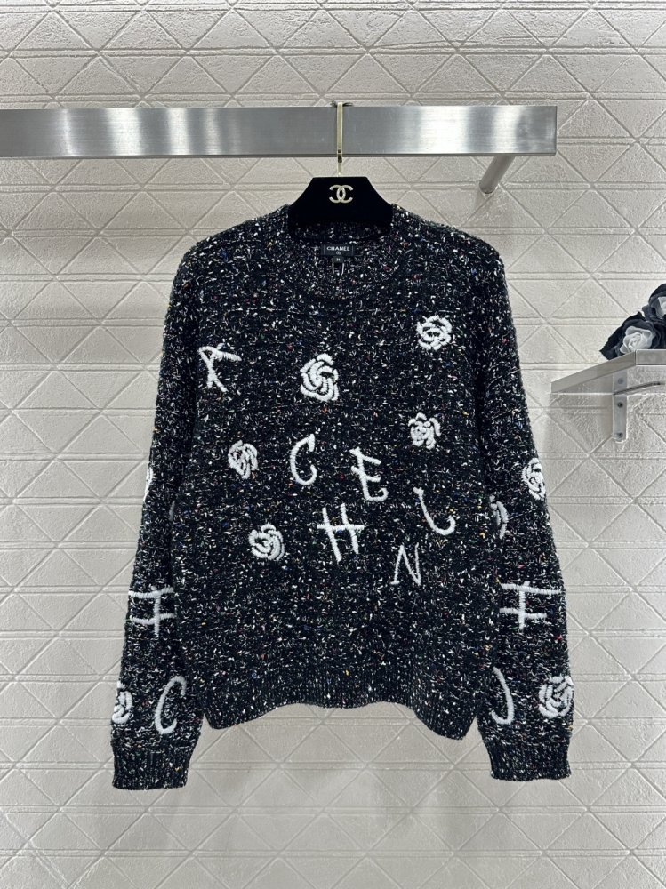 В'язаний светр з круглим вирізом