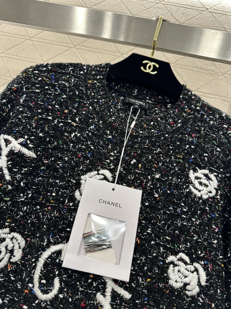 В'язаний светр з круглим вирізом фото 3