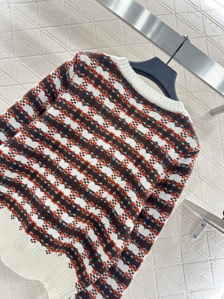 Вязаный свитер с круглым вырезом фото 4