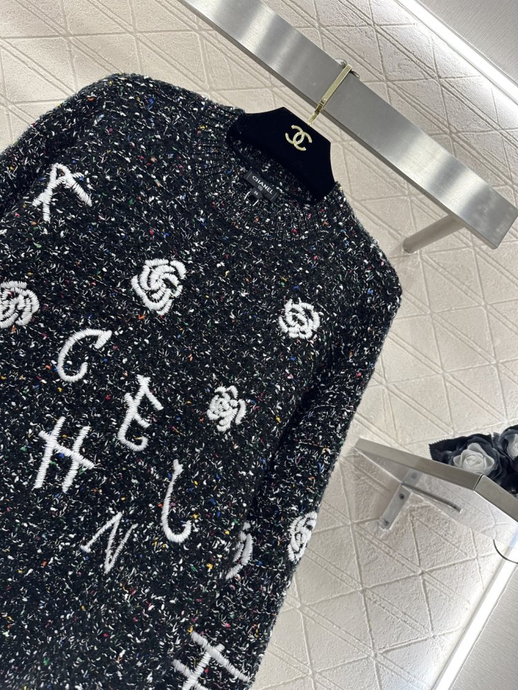 В'язаний светр з круглим вирізом фото 4