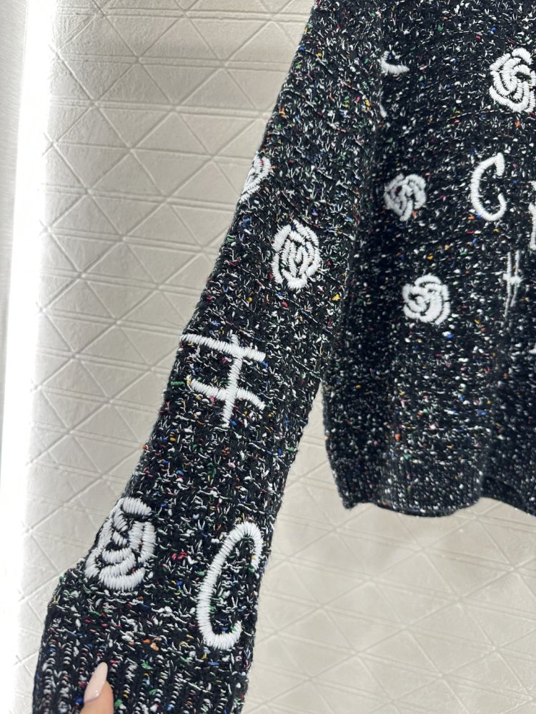 В'язаний светр з круглим вирізом фото 6