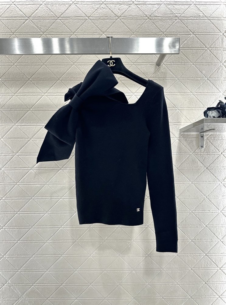 Вязаный свитер с одним рукавом и бантом