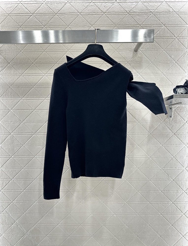 Вязаный свитер с одним рукавом и бантом фото 2