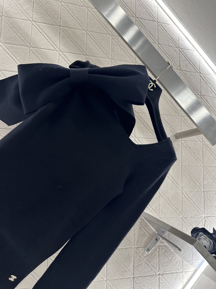 Вязаный свитер с одним рукавом и бантом фото 4