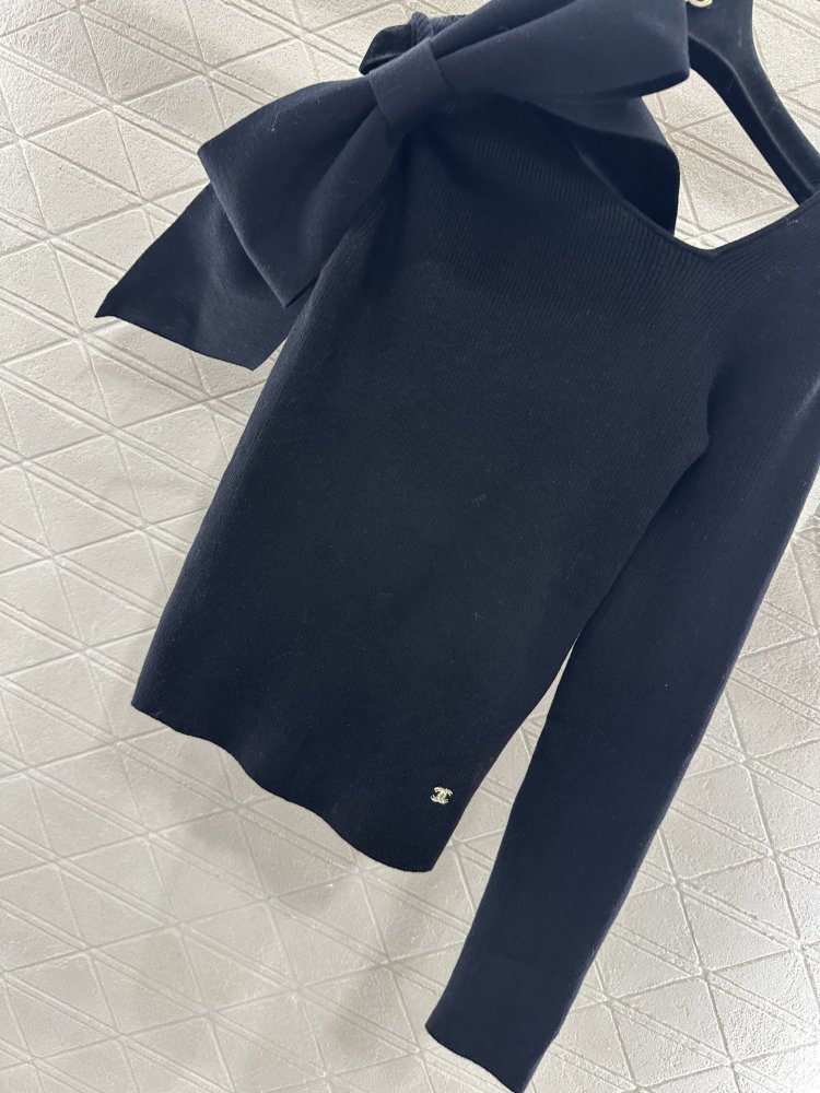 Вязаный свитер с одним рукавом и бантом фото 5