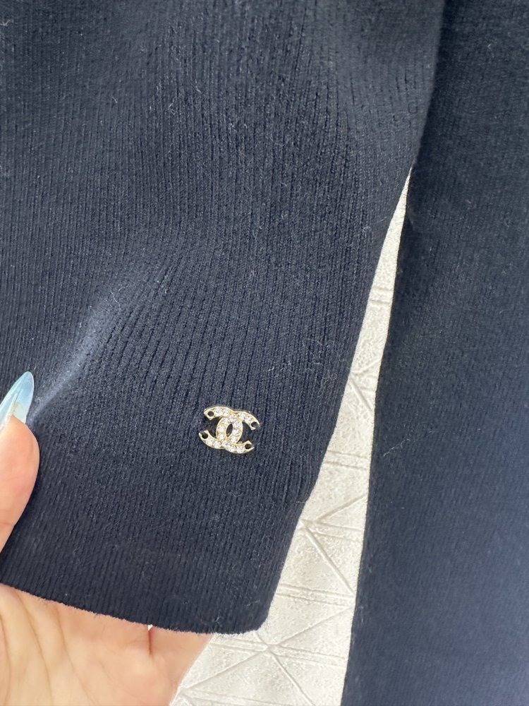 Вязаный свитер с одним рукавом и бантом фото 6