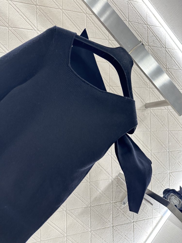 Вязаный свитер с одним рукавом и бантом фото 7