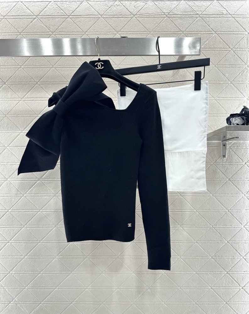 Вязаный свитер с одним рукавом и бантом фото 8