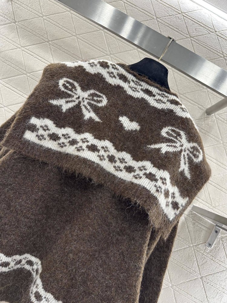 Вязаный свитер с шарфом фото 7