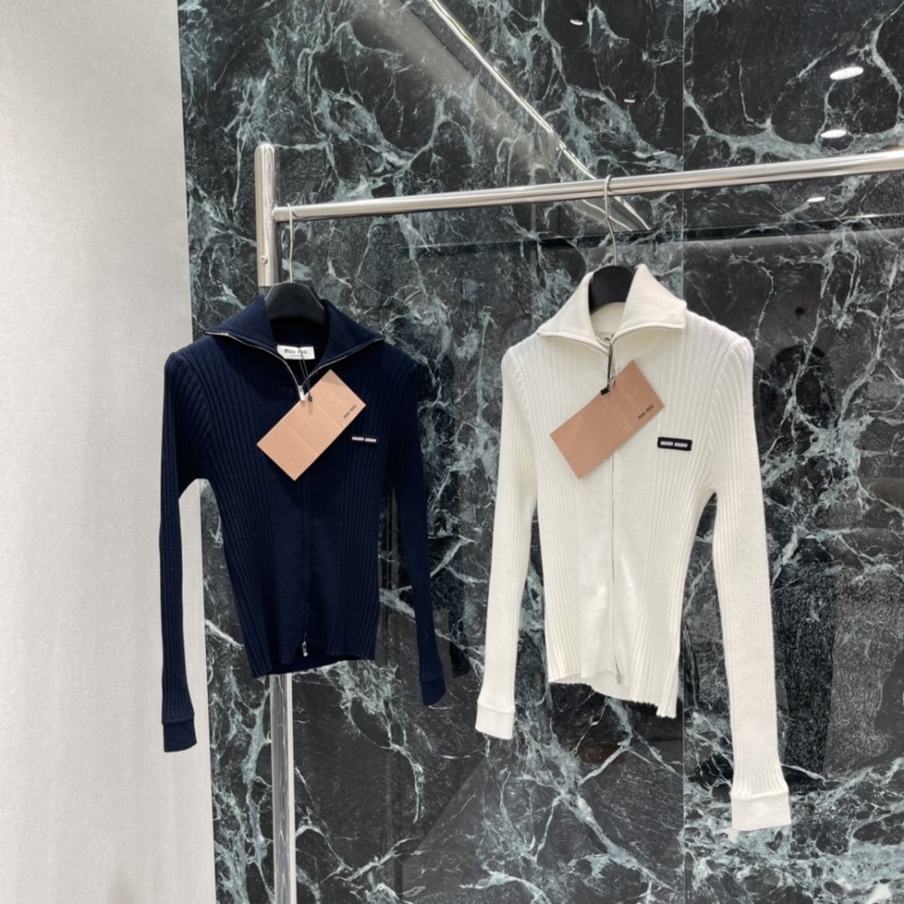 Knitted pullover from collar and clasp lightning