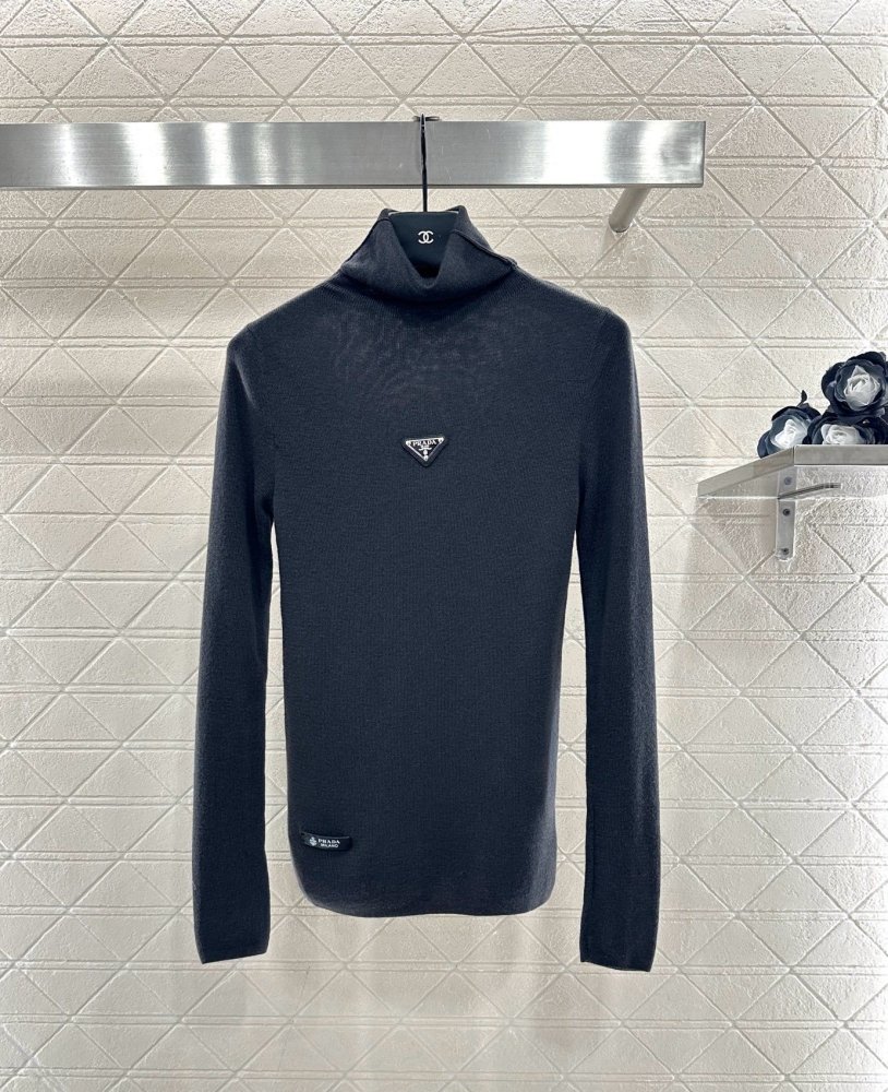 Вязаный свитер с высоким воротом